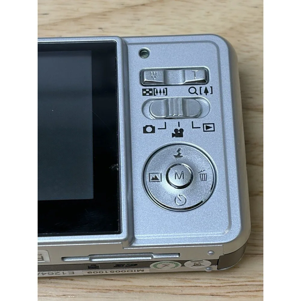 Nikon Coolpix 4600 Digital Camera Silver Tested Works w Box Charger Case SD Card